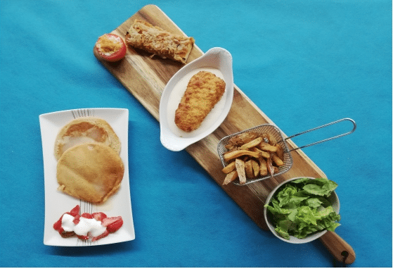 Poisson pané, frites, crêpes: un repas complet et gourmand Repas varié avec poisson pané, sauce crémeuse, frites, salade, tomate gratinée et feuilleté. Dessert de crêpes aux fraises et crème.